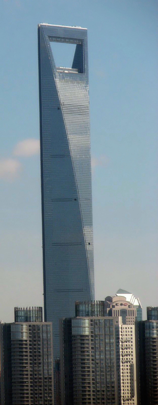 Illustration for article titled Crazy winds throw window cleaners for a scary swing ride on 91st floor